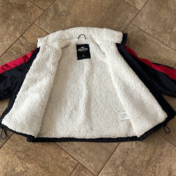 + HOLLISTER + Cropped Puffer Jacket - Picture 10 of 13